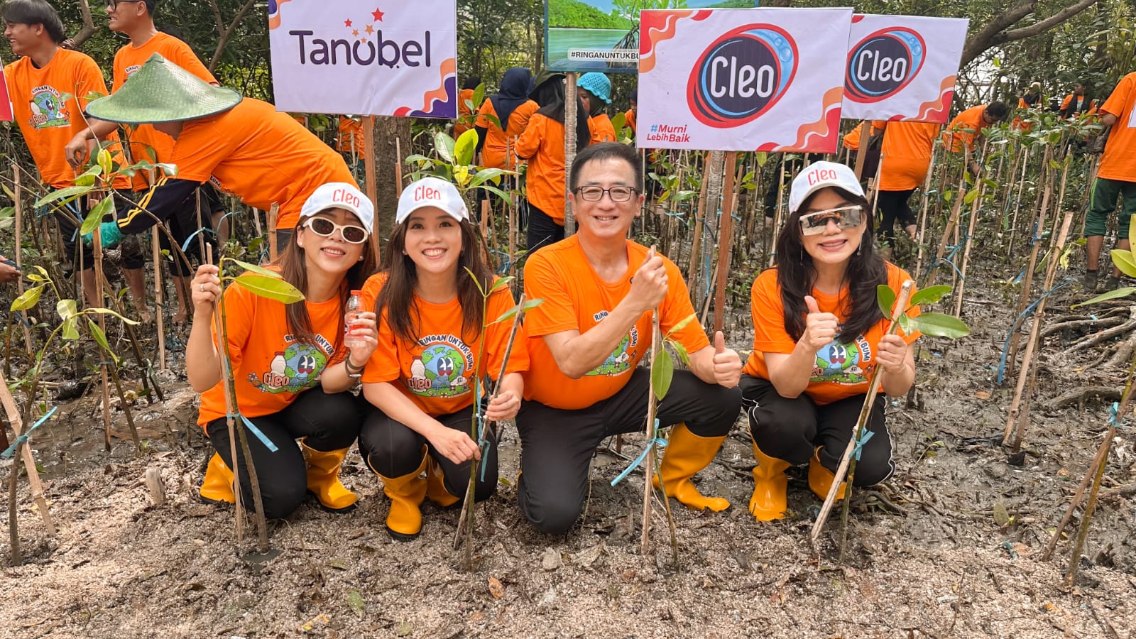 TANAM MANGROVE: Hermanto Tanoko, Komisaris Utama Tanobel menegaskan bahwa kepedulian terhadap lingkungan sudah menjadi DNA dari Cleo sejak awal berdiri.