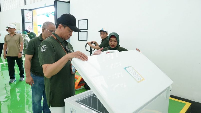 FASILITAS: Rektor ITS Prof. Ir. Bambang Pramujati, S.T., MSc.Eng., Ph.D meninjau fasilitas yang ada di gedung Tempat Penampungan Sementara (TPS) Limbah Bahan Beracun dan Berbahaya (B3) Terpusat