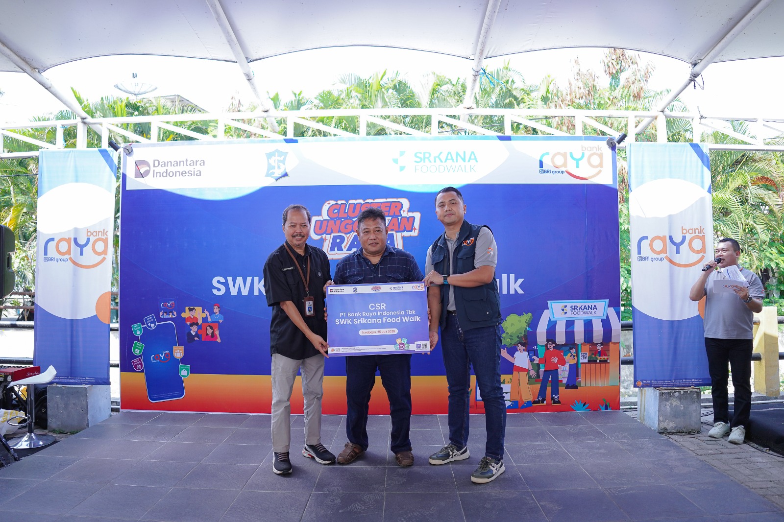 BANTUAN: Community Branch Leader Bank Raya Surabaya Lucky Wibowo serahkan CSR Cluster Unggulan kepada Rahmat Gunawan, pengelola SWK Srikana Food Walk.