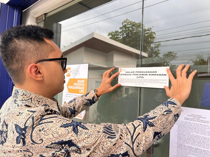 RESMI: Kantor PT BPR Dwicahaya Nusaperkasa yang beralamat di Jalan Sukarno Nomor 199, Junrejo, Kota Batu, Jawa Timur, diberi tanda setelah izinnya dicabut OJK.