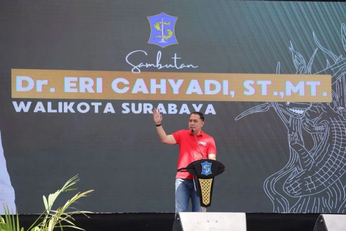 SEMANGAT: Wali Kota Surabaya Eri Cahyadi di peringatan Hari Koperasi Nasional (Harkopnas) Ke-78 Tahun 2025 di halaman Balai Kota Surabaya, Sabtu (26/7/2025).