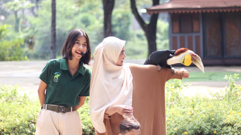 SAHABAT: Salah satu spot di Solo Safari yang menjadi favorit pengunjung adalah koleksi burung, karena pengunjung bisa foto bersama puluhan burung koleksi mereka.