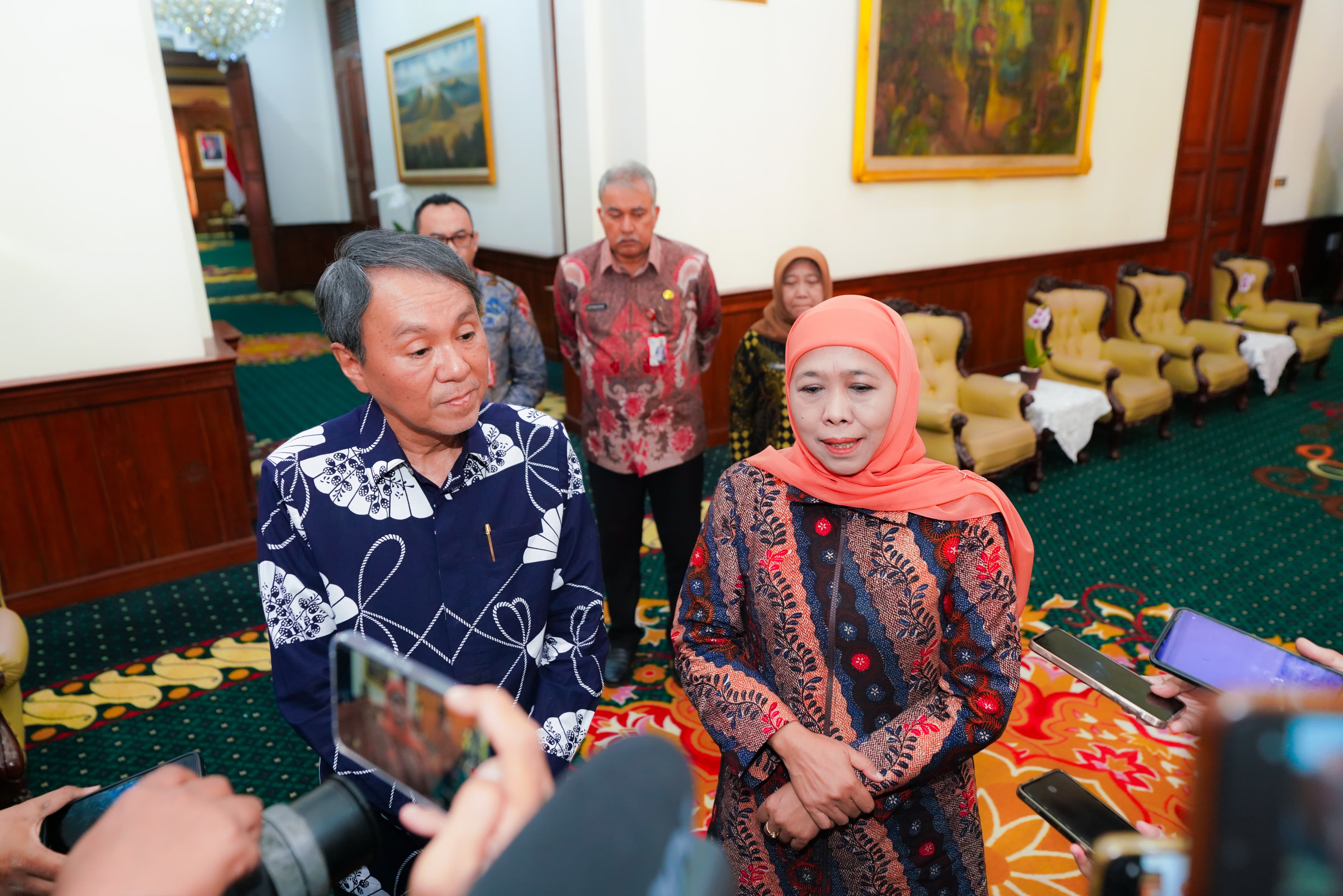 SAHABAT: Konjen Jepang Takonai Susumu dan Gubernur Jawa Timur Khofifah Indar Parawansa di Gedung Negara Grahadi Surabaya, Senin (28/7/2025).