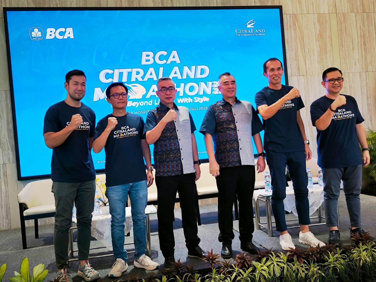 MARATHON 2025: Lauw Hendra (dua dari kanan ), Yuliarso Christiono (kanan), Sony Ukar, Rony Owen, Fredy Teguh dan Stevie Chandra foto bersama usai jelaskan kegiatan BCA-CitraLand Marathon 2025.