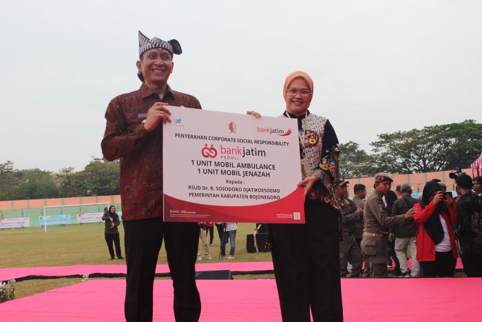 BERBAGI: Bank Jatim secara resmi menyerahkan bantuan Corporate Social Responsibility (CSR) kepada Pemerintah Kabupaten Bojonegoro, Jumat (18/7/2025).