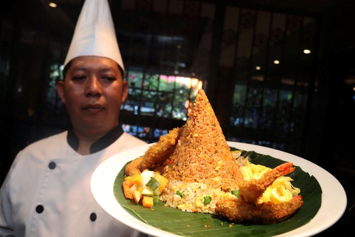 UNIK: Executive Sous Chef Hotel Santika Gubeng Surabaya, Muhammad Hasyim menunjukkan hasil kreasinya berupa nasi goreng merah putih, yang disediakan untuk menyambut Hari Kemerdekaan RI ke-80.