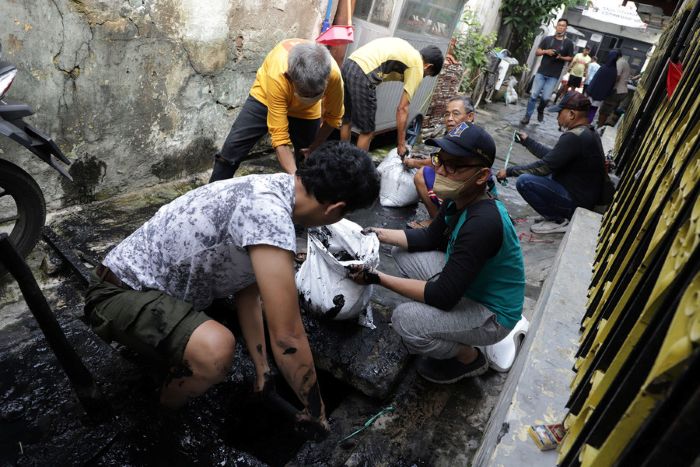 HASILKAN SAMPAH: Kegiatan kerja bakti rutin dilakukan warga Surabaya, termasuk menjelang HUT Kemerdekaan.