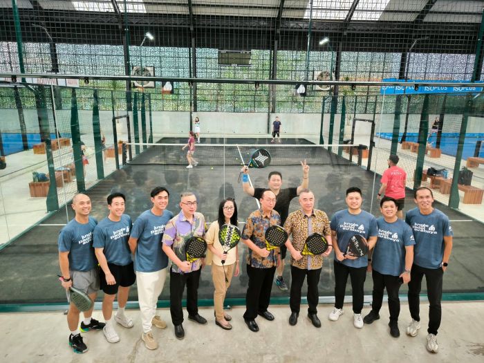 TURNAMEN PADEL: Lauw Hendra (kanan), Kennedy Khusnadi (dua dari kanan), Sonni Ukar (empat dari kanan) foto bersama di Jungle Padel CitraLand Surabaya usai menjelaskan rencana turnamen BCA Jungle Padel