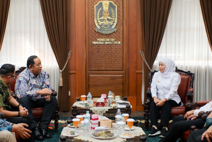 BAHAS BBM: Gubernur Jawa Timur Khofifah Indar Parawansa menerima kunjungan Executive General Manager Pertamina Patra Niaga Regional Jatimbalinus Aji Anom Purwasakti di Kantor Gubernur Jatim.
