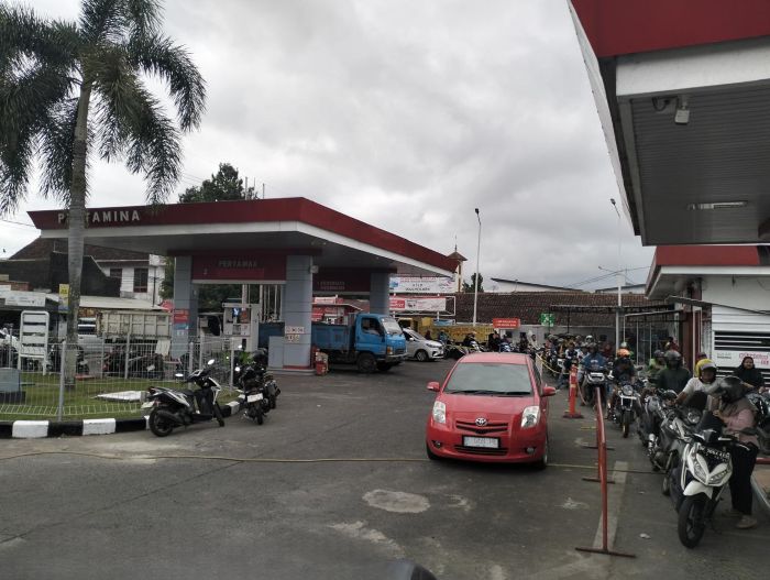 BELI BBM: Antrean mobil kurang lebih hanya 15 meter, sementera sepeda motor kurang lebih 25 meter dan masyarakat mengantre dengan tertib dan teratur.
