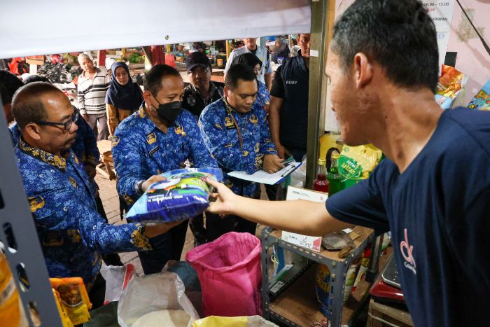 KOORDINASI: Sidak kemungkinan adanya beras oplosan di Kota Surabaya sudah mulai dilakukan minggu lalu.