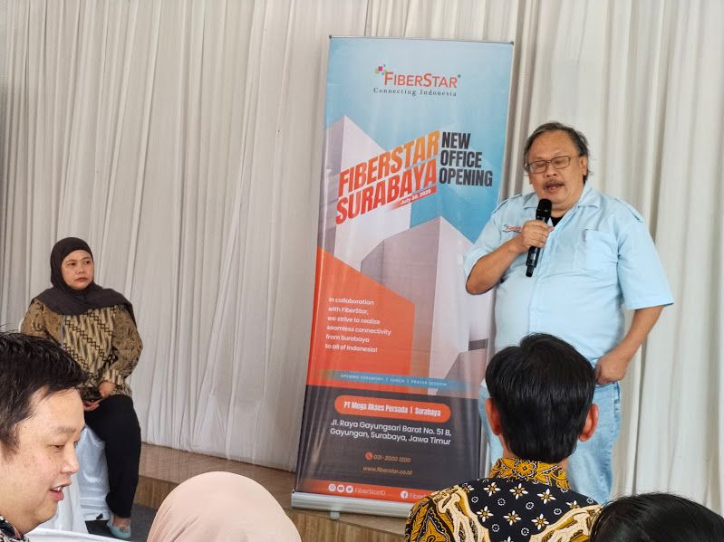 ADAPTIF: Marcelus Ardiwinata, FiberStar Commerce and Network Director menjelaskan mengenai relokasi kantor baru di Surabaya, Rabu (30/7/2025).
