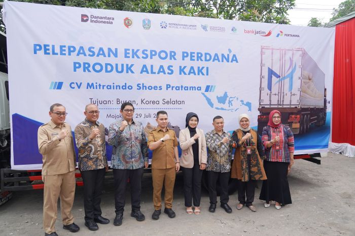 EKSPANSI: Pelepasan ekspor perdana produk alas kaki CV Mitraindo Shoes Pratama binaan Bank Jatim asal Mojokerto ke Busan, Korea Selatan.