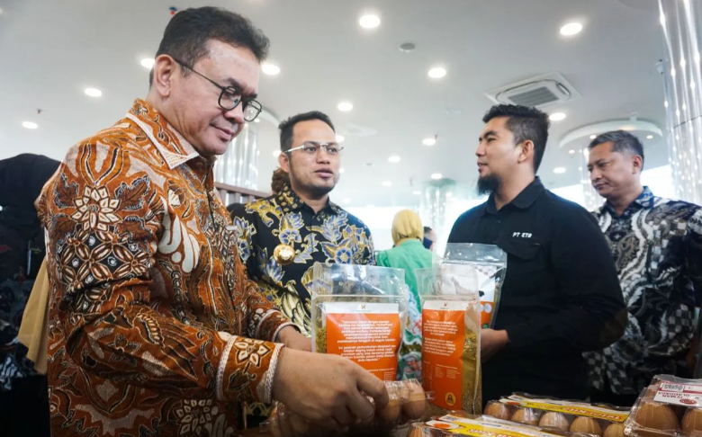 SERIUS: Menteri Perdagangan Budi Santoso saat melihat produk UMKM usai meresmikan ekspor center Kota Balikpapan dan Kota Batam, Jumat (1/8/2025).