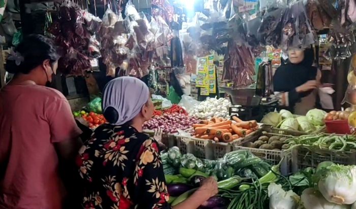 BELANJA: Pedagang mengeluh kurangnya pasokan di pasar tradisional membuat harga bawang merah meroket. Bahkan pembeli mengurangi pembeliannya.