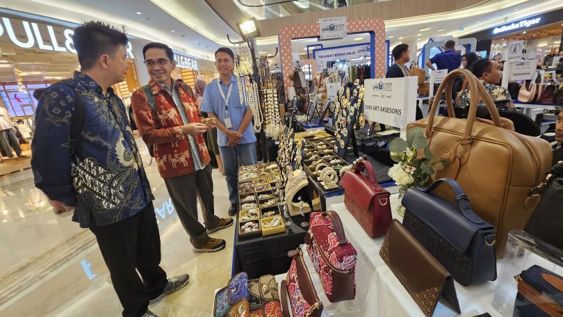 KOLABORASI: Ki-Ka: CEO PaDi UMKM Jimmy Karisma Ramadhan dan VP Synergy Telkom Kuncoro Wastuwibowo meninjau stand PaDi UMKM Hybrid Expo Conference 2025 di Pakuwon Mall, Surabaya, Jumat (1/8/2025).
