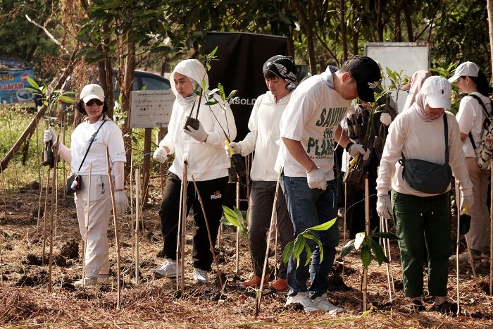 PEDULI: Memperingati ulang tahun ke-10, AEON Indonesia menggelar aksi pelestarian lingkungan melalui penanaman 5.000 benih mangrove di kawasan Ekowisata Mangrove Wonorejo, Surabaya.