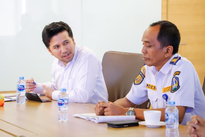 KOORDINASI: Wakil Gubernur Jawa Timur Emil Elestianto Dardak (kiri) saat audiensi dengan Kementerian Perhubungan yang salah satunya membahas Bandara Dhoho Kediri.
