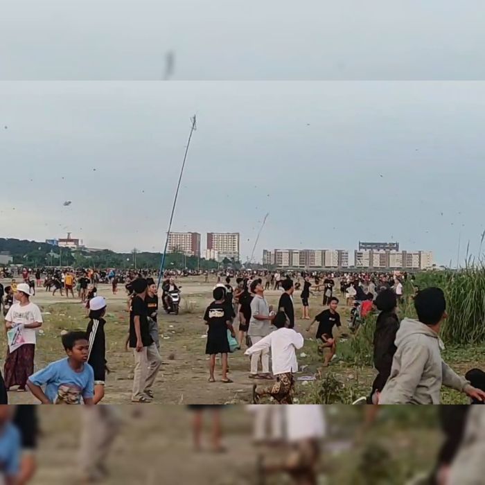 ASYIK: Bermain layang-layang hendaknya dilakukan di lapangan agar tak mengganggu.