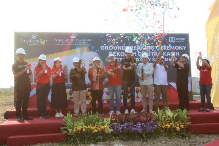 GROUND BREAKING: Lauw Hendra (lima dari kanan) bersama Prof. Dr. Denny Bernardus (enam dari kanan), Dr. S . Hariyanto (lima dari kiri), Indra Purnama (dua dari kanan), Agung Krisprimandoyo (kiri).