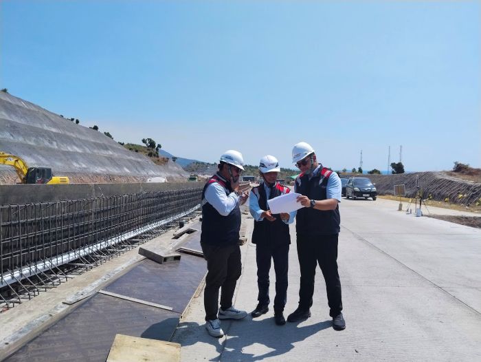 PROGRES: Direktur Operasi WSBP Itung Prasaja (tengah) dan Kepala Divisi Readymix & Quarry WSBP Handoko Budi Nugroho (kiri) di sela peninjauan proyek Tol Probolinggo &ndash; Banyuwangi Paket 3 di Situbondo,