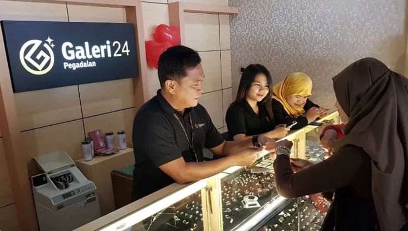 BELI EMAS: Sejumlah konsumen tengah memilih emas di Galeri24 milik Pegadaian.