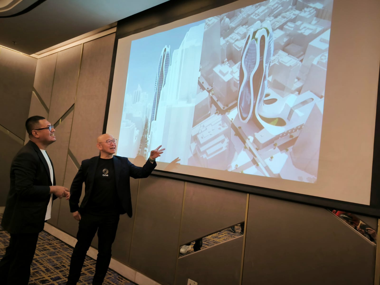 CAPITAL RISING: Iwan Sunito (kanan) menjelaskan rencana pengembangan proyek prestisius, Sydney CBD, senilai Rp 4 triliun dan mengajak investor global termasuk dari Indonesia.