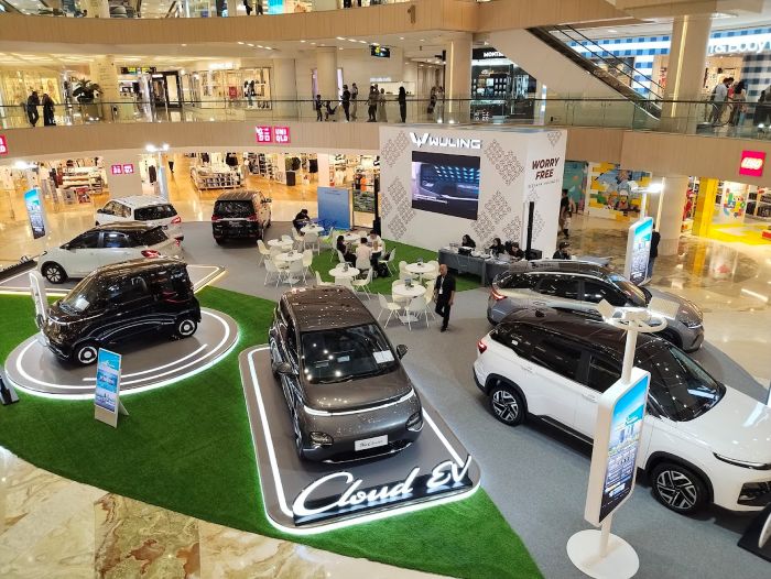 GENJOT PENJUALAN: Pameran salah satu merek mobil di Tunjungan Plaza (TP) III Surabaya beberapa waktu lalu.