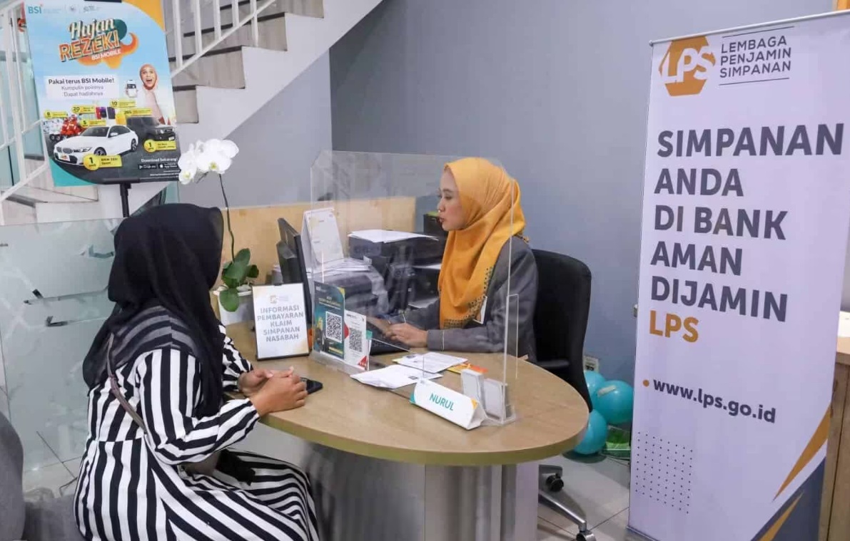 LAYANAN: Seorang ibu rumah tangga konsultasi soal menabung di salah satu konter bank.