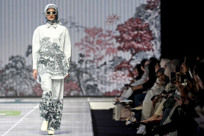 KIBLAT: Seorang model memperagakan kreasi busana Benang Jarum dalam Jakarta Muslim Fashion Week (JMFW) 2025 di Tangerang, Provinsi Banten, pada 10 Oktober 2024.
