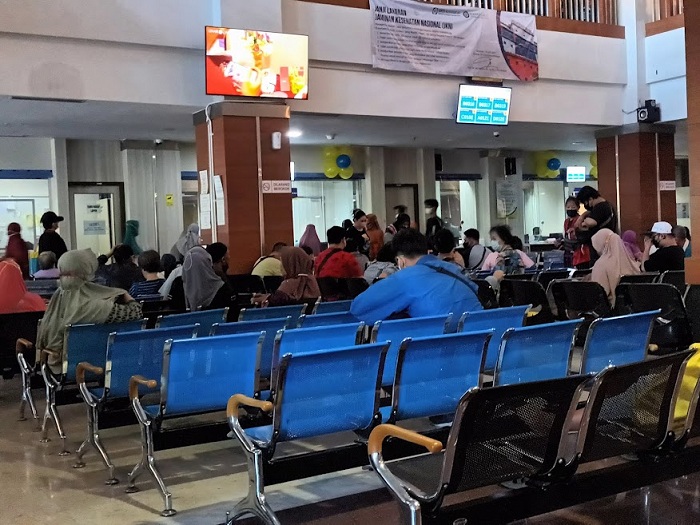 ANTRE: Suasana di salah satu rumah sakit di Surabaya.