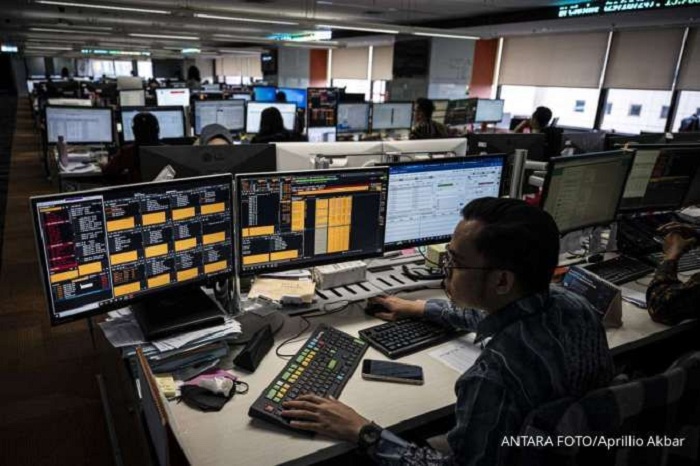 ILUSTRASI: Seorang karyawan mengamati harga SUN di BNI Treasury, Jakarta, beberapa waktu lalu.