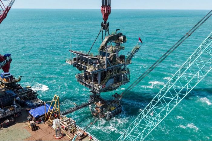 DIKEBUT: Proses instalasi jacket dan topside anjungan OOA yang telah berhasil diselesaikan dengan selamat sejak akhir Juni hingga awal Juli lalu.