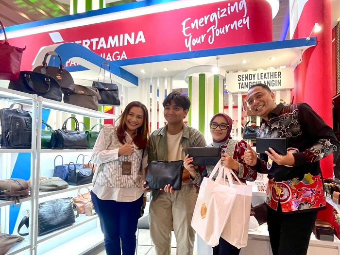 BANGGA: Wali Kota Surabaya Eri Cahyadi dan Ketua TP PKK Kota Surabaya Rini Eri Cahyadi di booth salah satu mitra binaan Pertamina.