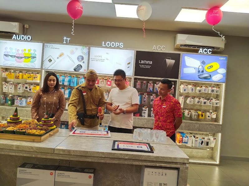 KOLABORASI: KI-KA: Mulyana Sopian, Mr. Lucky, dan Sigit Herprabowo, SVP- Head of Region East Java Indosat Ooredoo Hutchison.