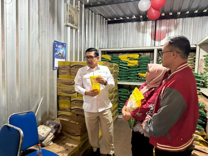 PANTAU: Deputi Pengembangan Usaha Kemenkop RI, Panel Barus di salah satu lokasi, yaitu Koperasi di Pasar Tambakrejo, Kecamatan Simokerto, Surabaya, Kamis (14/8/2025).