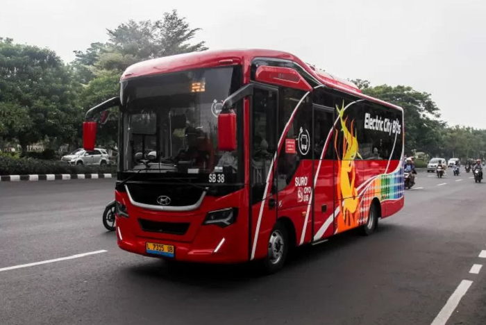 LEWAT: Bus Listrik di Surabaya melayani rute dari Terminal Purabaya di Sidoarjo hingga Kenjeran Park, Surabaya, pulang pergi.