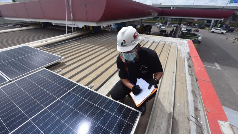 ENERGI BERSIH: Pemasangan energi baru terbarukan di salah satu atap SPBU di lingkungan Pertamina.
