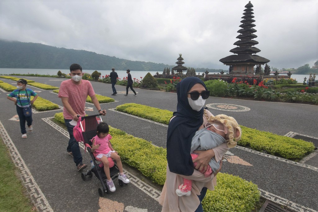 JALAN-JALAN: Sejumlah wisatawan domestik mengunjungi kawasan destinasi wisata Bedugul, Bali, untuk menikmati keindahan yang ditawarkan.
