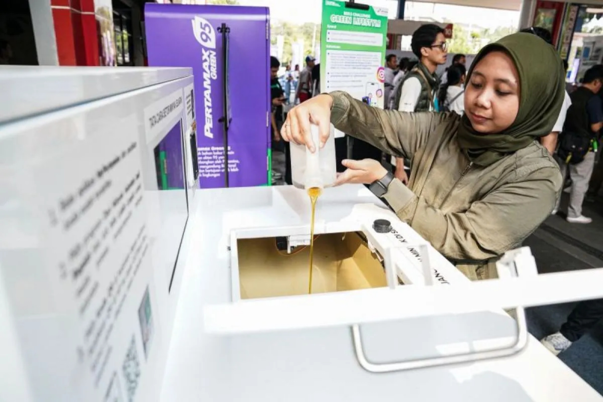 SETOR: Seorang warga menyetor minyak jelantah di salah satu titik yang sudah disiapkan PT Pertamina Patra Niaga