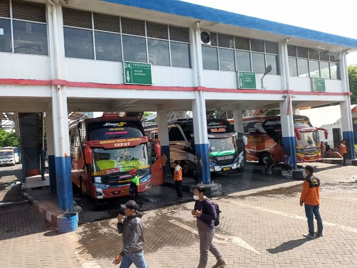 KISRUH ROYALTI: Deretan bus antre di Terminal Purabaya Bungurasih Sidoarjo. DPD Organda Jawa Timur meminta pengusaha bus tidak memutar musik selama perjalanan.