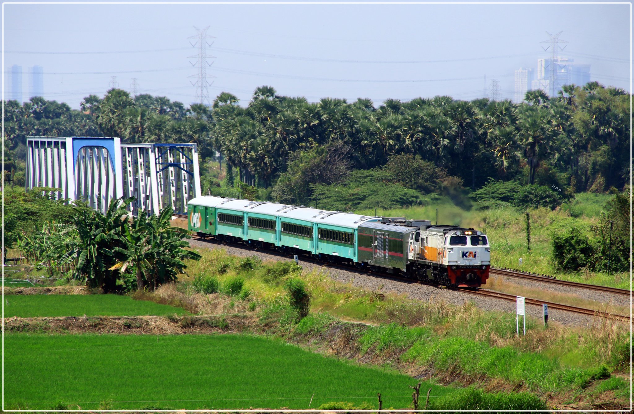 UJI COBA: Kereta Penumpang Kelas Ekonomi (K3) khusus petani-pedagang saat ini tengah dimodifikasi di UPT Balai Yasa Surabaya Gubeng.