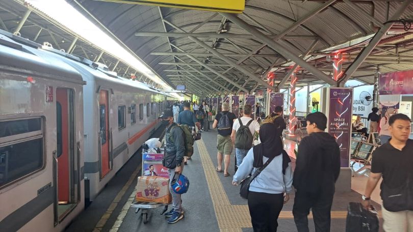LARIS: Suasana di salah satu stasiun kereta api yang diwarnai hilir mudik penumpang.  