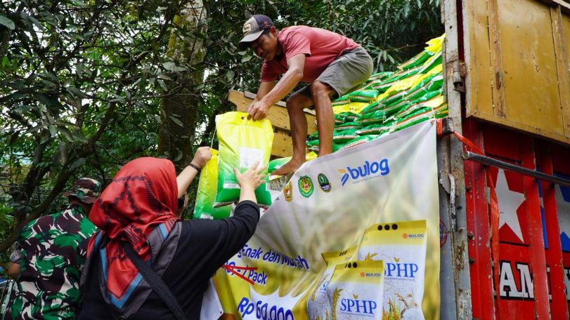 LOGISTIK: Distribusi beras yang lancar berimbas turunnya harga di pasaran.