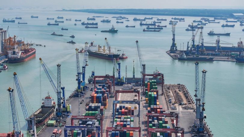 PADAT: Terminal Petikemas (TPK) Lamong mencatat kinerja positif di bulan Juli dengan mencatat kenaikan arus petikemas yang dilayani, menjadi sebesar 521.451 Teus.
