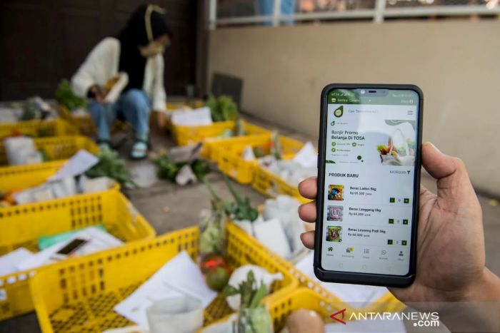 ILUSTRASI: Karyawan e-commerce menyiapkan pesanan pembeli yang sudah melakukan transaksi secara daring.