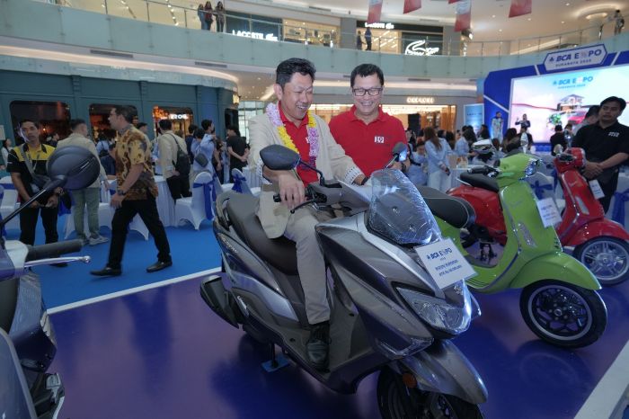 AKRAB: Widaja Stephen saat meninjau stand dan mencoba kendaraan motor listrik saat pembukaan BCA Expo 2025 di Ciputra World Surabaya.