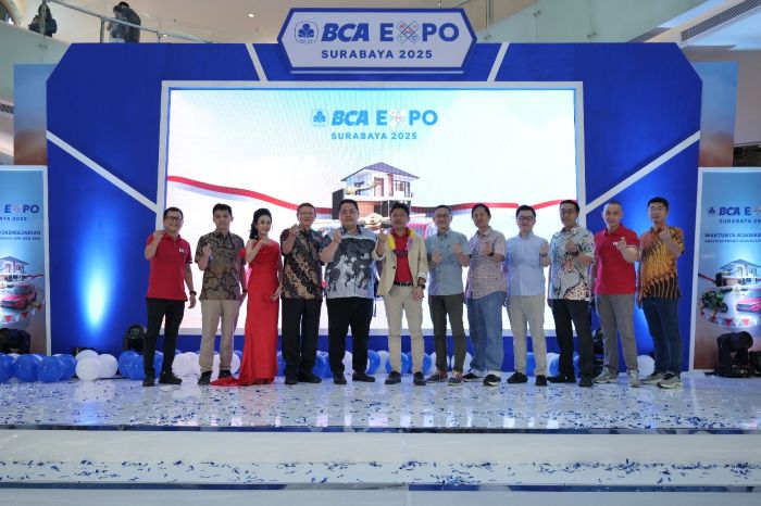 EXPO 2025: Widjaja Stephen (enam dari kiri) bersama pimpinan BCA dan anak usahanya usai pembukaan BCA Expo 2025 di Ciputra World Surbaya.
