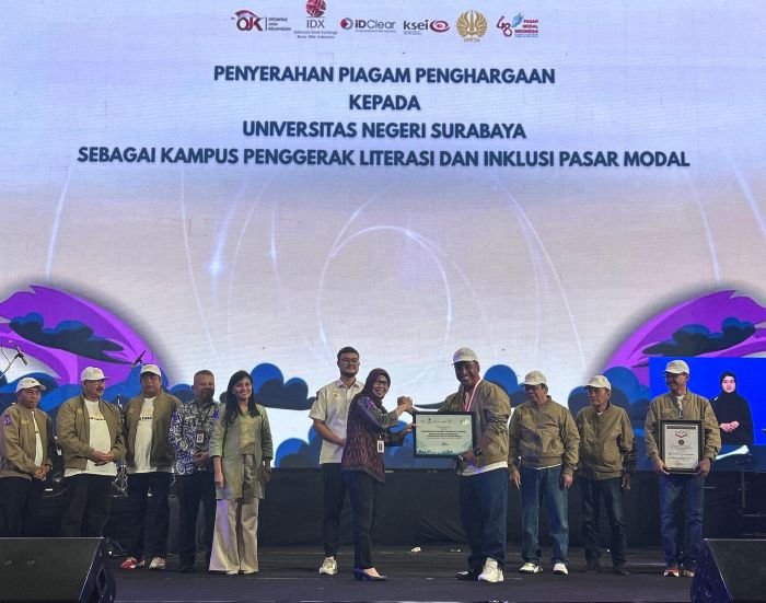 SELAMAT: Penghargaan sebagai Kampus Penggerak Literasi dan Inklusi Pasar Modal dari SRO diterima Rektor Unesa Nurhasan, Senin (25/8/2025).