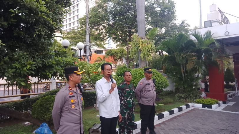 KOMPAK: Ketua DPRD Kota Surabaya Adi Sutarwijono (dua dari kiri) mengimbau masyarakat Surabaya tetap tenang, menjaga kondusivitas, dan tidak ikut-ikutan pada ajakan yang bisa memecah keamanan kota.